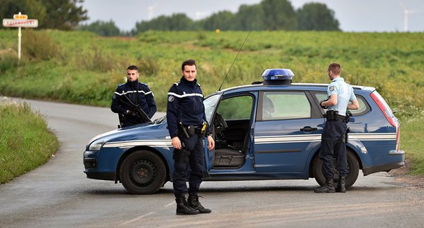 Um homem deliberadamente atropelou um grupo de estudantes do lado de fora de uma escola de ensino médio perto de Toulouse, no sul da França, nesta sexta-feira, lesionando três pessoas, duas delas seriamente, disse a polícia; de novembro de 2015 até o momento, foram registrados 20 ataques terroristas na França. Um dos mais sangrentos ocorreu em Nice, quando um caminhão atropelou e matou 80 pessoas