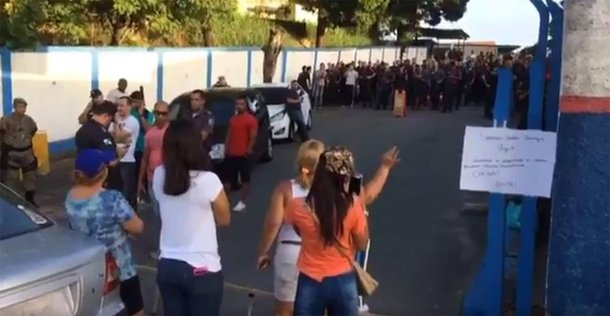 Parentes de policiais militares do Rio de Janeiro iniciaram na noite de quinta-feira uma onda de protestos na porta de alguns batalhões da corporação em todo o Estado; os batalhões em que as manifestantes bloqueiam a saída são os da Tijuca, Jacarepaguá, Mesquita, Olaria e Choque; mulheres e mães de policiais militares se organizaram por redes sociais e chegaram ao Batalhão de Choque, às 4h; com cartazes e garrafas de água mineral, elas permitem a entrada de viaturas, mas impedem a saída de policiais fardados; PM informou que apesar dos protestos, 95% do efetivo está atuando nas ruas normalmente  