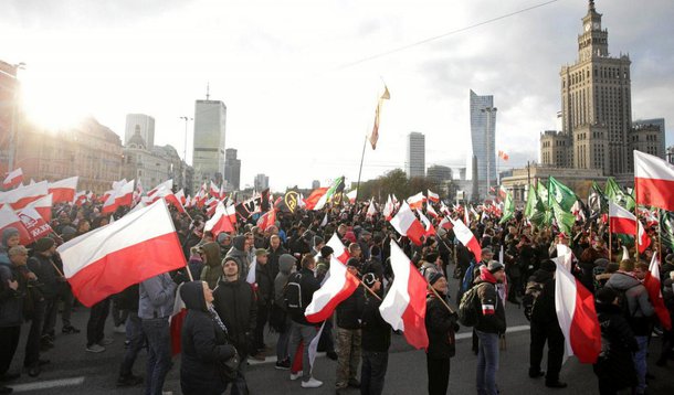 O jornalista Guga Chacra, comentarista de temas internacionais na Globonews, foi repreendido nas redes sociais pela cônsul da Polônia Katarzyna Braiter depois de dizer que a marcha pelo Dia da Independência no país, neste fim de semana, teve a manifestação de 60 mil supremacistas que defenderam uma Europa branca