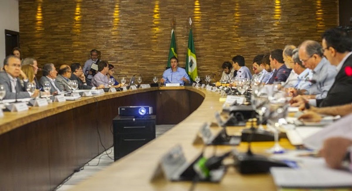 O governador Camilo Santana reúne, nesta sexta-feira (5) e sábado (6), todos os secretários de Estado, diretores, superintendentes e presidentes de órgãos e vinculadas durante o "Fórum de Integração e Planejamento de Governo". O objetivo do encontro é promover uma maior interação entre todas as áreas do governo, na tentativa de fomentar o dinamismo da gestão estadual