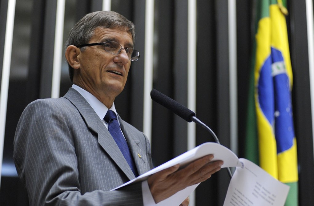 Em um workshop para jornalistas nesta manhã, o vice-líder do Governo na Câmara, Darcísio Perondi, não quis detalhar que pontos da proposta seriam passíveis de negociação, mas garantiu que o governo tem a intenção de conversar e manter sua base forte; "Se chegar num impasse específico e ele (Michel Temer) precisar ceder, nós vamos avaliar as forças", disse; "Se houver impasse irreversível, (haverá) negociação interna na base. Porque a oposição não tem voto"