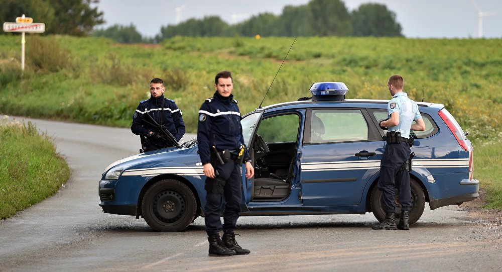 Um homem deliberadamente atropelou um grupo de estudantes do lado de fora de uma escola de ensino médio perto de Toulouse, no sul da França, nesta sexta-feira, lesionando três pessoas, duas delas seriamente, disse a polícia; de novembro de 2015 até o momento, foram registrados 20 ataques terroristas na França. Um dos mais sangrentos ocorreu em Nice, quando um caminhão atropelou e matou 80 pessoas