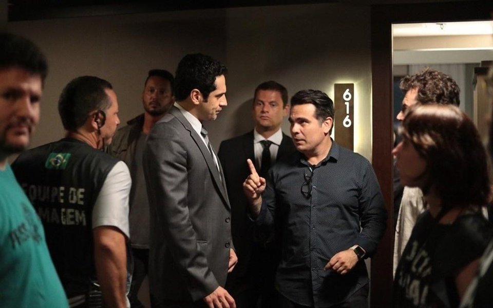 "Oficialmente, o filme 'Polícia Federal, A Lei é Para Todos' tem financiamento privado, de investidores cujo produtor, Tomislav Blazic, evita revelar. Na prática, a equipe que está produzindo para o cinema a versão oficial das primeiras 24 Fases da Operação Lava Jato, contou até com verba pública, ainda que não oficialmente. Viaturas descaracterizadas e agentes da Superintendência do Departamento de Polícia Federal do Estado do Paraná se deslocaram, durante o último carnaval, ao estado de São Paulo para colaborarem nas filmagens, segundo informações que o deputado Paulo Pimenta (PT-RS) divulgará nesta terça-feira (04/04) na Câmara", revela o jornalista Marcelo Auler