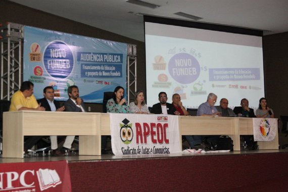 Representantes de entidades, sindicatos e estudantes de todo o País participaram da audiência pública, promovida pela Comissão de Educação da Assembleia Legislativa, nesta quinta-feira (21), para debater sobre a proposta de emenda constitucional nº 15/15, que tramita no Congresso Nacional, e visa tornar permanente o Fundo de Manutenção e Desenvolvimento da Educação Básica e de Valorização dos Profissionais de Educação (Fundeb). De  acordo com a legislação atual, o Fundeb tem validade só até 2020 . A audiência pública marcou o lançamento da campanha nacional para tornar o Fundeb permanente