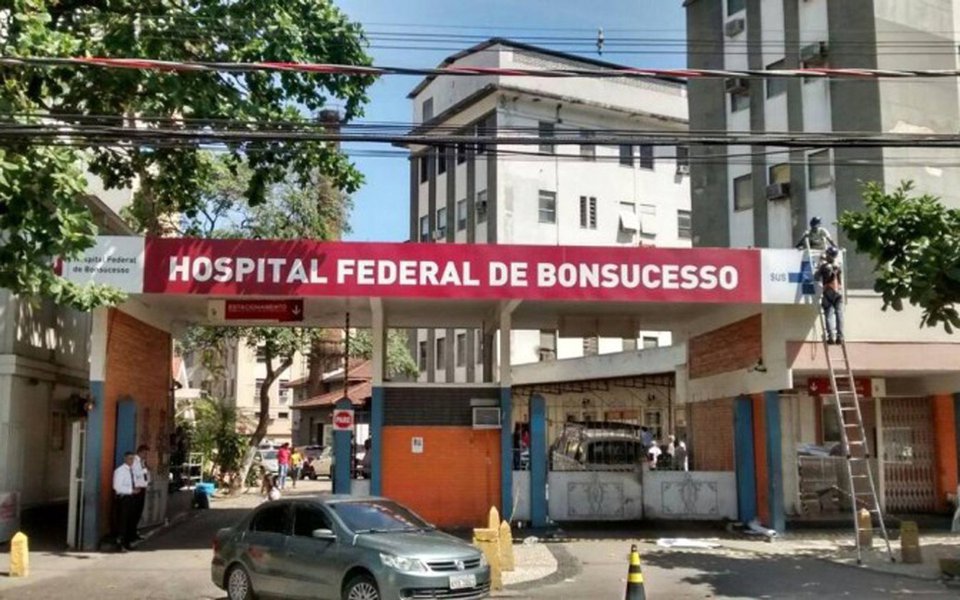 Criada para fiscalizar as unidades médicas federais no Rio de Janeiro, a Comissão Externa da Câmara dos Deputados visitou o Hospital de Bonsucesso, na zona norte; foi a segunda vistoria da comissão; eles estiveram no Hospital Cardoso Fontes, em Jacarepaguá, na zona oeste; o problema que mais chamou a atenção dos deputados foi a falta de profissionais na unidade em Bonsucesso; a emergência contava com apenas um médico para atender a 40 pacientes