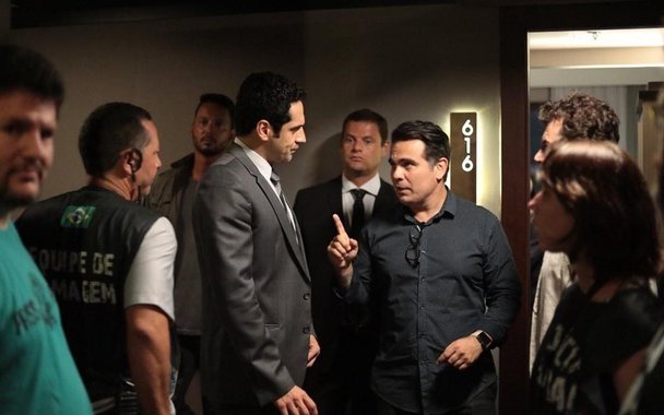 "Oficialmente, o filme 'Polícia Federal, A Lei é Para Todos' tem financiamento privado, de investidores cujo produtor, Tomislav Blazic, evita revelar. Na prática, a equipe que está produzindo para o cinema a versão oficial das primeiras 24 Fases da Operação Lava Jato, contou até com verba pública, ainda que não oficialmente. Viaturas descaracterizadas e agentes da Superintendência do Departamento de Polícia Federal do Estado do Paraná se deslocaram, durante o último carnaval, ao estado de São Paulo para colaborarem nas filmagens, segundo informações que o deputado Paulo Pimenta (PT-RS) divulgará nesta terça-feira (04/04) na Câmara", revela o jornalista Marcelo Auler