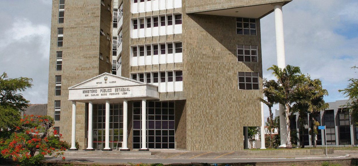 O Ministério Público do Estado de Alagoas (MPE/AL) afirmou que irá esperar o veto ao Projeto de Lei que libera a comercialização de bebidas alcoólicas em estádios de futebol, apenas em Maceió, ser publicado no Diário Oficial para ingressar com uma ação de inconstitucionalidade; Câmara de Vereadores derrubou o veto da Prefeitura por 15 votos a 3