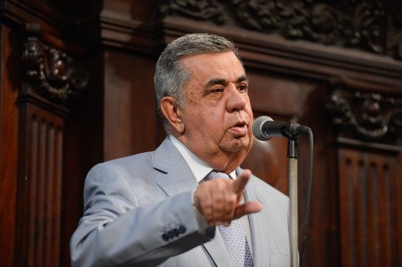 Alvo da Operação Cadeia Velha, o presidente da Assembleia Legislativa do Rio de Janeiro (Alerj), deputado Jorge Picciani (PMDB), é suspeito de receber propina da caixinha da Federação das Empresas de Transportes de Passageiros do Estado do Rio de Janeiro (Fetranspor); o Ministério Público conseguiu a informação com a delação premiada do doleiro Álvaro José Novis; Também foi preso Felipe Picciani, filho do peemedebista