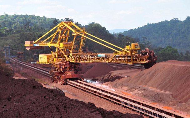 Governo brasileiro extinguiu a Reserva Nacional de Cobre e Associadas (Renca), localizada nos Estados do Pará e Amapá, com o objetivo atrair investimentos para o setor de mineração; extinção da reserva, criada em 1984, foi proposta pelo Ministério de Minas e Energia em março, sob o argumento de que a medida era necessária para viabilizar o potencial mineral da região e estimular o desenvolvimento econômico; decreto publicado no Diário Oficial da União estipula que o fim da reserva "não afasta a aplicação de legislação específica sobre a vegetação nativa, unidades e conservação da natureza, terra indígenas e áreas em faixa de fronteira"
