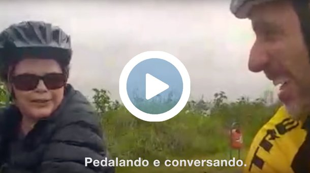 Em uma entrevista inusitada, a ex-presidenta Dilma Rousseff fala da sua paixão por pedalar; De acordo com Dilma, usar a bicicleta como meio de transporte é "uma maneira de buscar uma forma de vida mais humana"