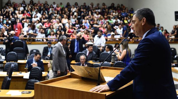 Por 28 votos a 7, o Plenário da Câmara dos Vereadores de Porto Alegre rejeitou o pedido de impeachment contra o prefeito Nélson Marchezan Júnior (PSDB); apresentado por dois taxistas, o pedido alegava descumprimento, por parte da Prefeitura, em fiscalizar e aplicar a Lei 12.162, de 2016, que disciplina o transporte de passageiros por meio de aplicativos de celular