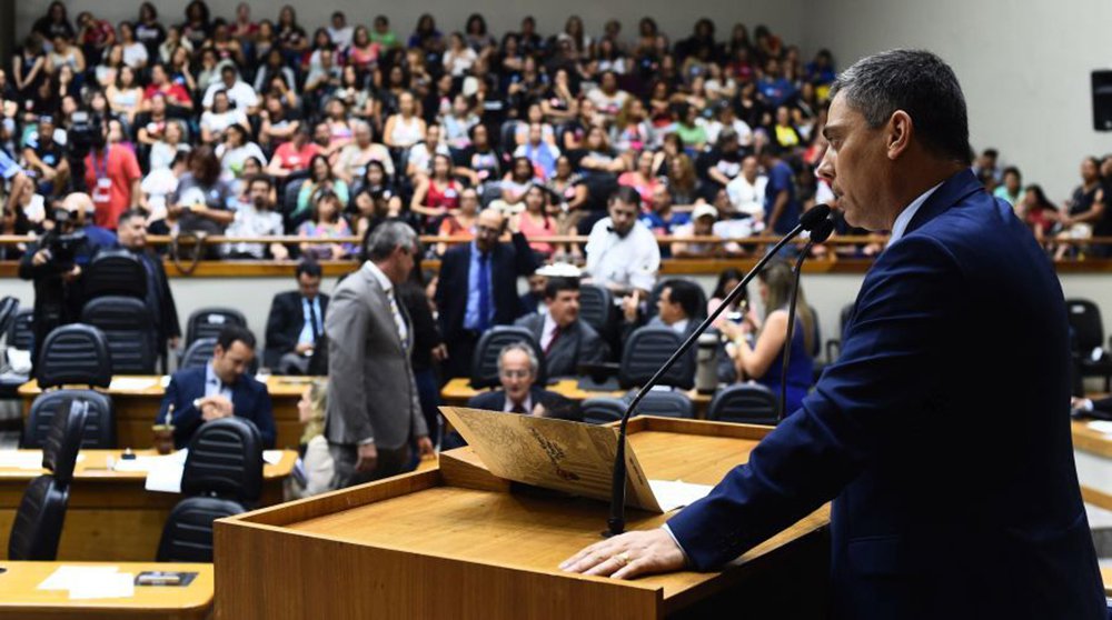 Por 28 votos a 7, o Plenário da Câmara dos Vereadores de Porto Alegre rejeitou o pedido de impeachment contra o prefeito Nélson Marchezan Júnior (PSDB); apresentado por dois taxistas, o pedido alegava descumprimento, por parte da Prefeitura, em fiscalizar e aplicar a Lei 12.162, de 2016, que disciplina o transporte de passageiros por meio de aplicativos de celular