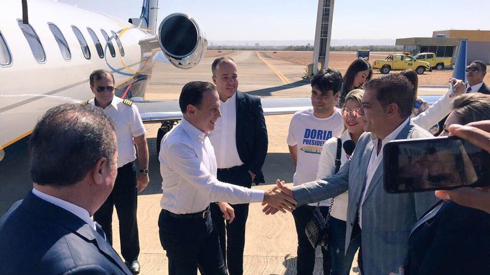 O avião utilizado pelo prefeito João Doria para ir a Palmas, no Tocantins, pertence ao escritório de Nélson Willians, advogado com ligações muito próximas de Michel Temer e o PMDB; o escritório de Nélson Willians foi contratado, no ano passado, pela diretoria do Porto de Santos, antigo feudo político de Temer, sem licitação; confira a reportagem de Joaquim de Carvalho no Diário do Centro do Mundo