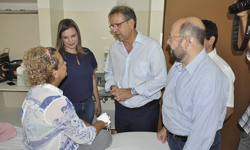 O governo do Tocantins dá mais um importante passo na universalização do atendimento do SUS, com a entrega de mais 96 leitos de internação no Hospital Geral de Palmas (HGP), feita pelo governador Marcelo Miranda; com essa entrega, o HGP passa a contar com um total de 390 espaços destinados a especialidades clínicas e cirúrgicas. Ele esteve acompanhado da vice-governadora, Claudia Lelis, de secretários e deputados estaduais; “Estamos conseguindo mudar o quadro da Saúde no Tocantins, com mais de 55% desta obra concluída”, disse Marcelo