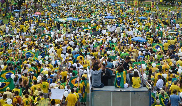 Uma pesquisa do Instituto de Pesquisa Econômica Aplicada (Ipea) mostra que os brasileiros que ganham até dois salários mínimos mensais pagam 53,9% deste valor em impostos; já a população que ganha acima de 30 salários mínimos paga até 29% - ou seja, há uma forte injustiça fiscal no formato atual de arrecadação, que privilegia as camadas mais ricas