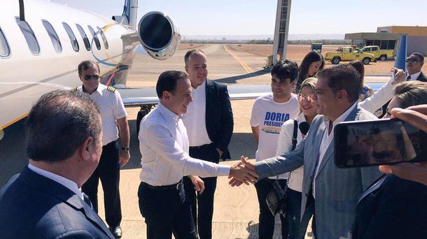 O avião utilizado pelo prefeito João Doria para ir a Palmas, no Tocantins, pertence ao escritório de Nélson Willians, advogado com ligações muito próximas de Michel Temer e o PMDB; o escritório de Nélson Willians foi contratado, no ano passado, pela diretoria do Porto de Santos, antigo feudo político de Temer, sem licitação; confira a reportagem de Joaquim de Carvalho no Diário do Centro do Mundo
