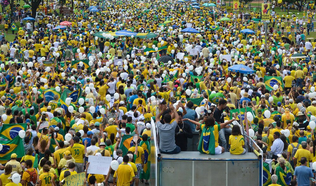 Uma pesquisa do Instituto de Pesquisa Econômica Aplicada (Ipea) mostra que os brasileiros que ganham até dois salários mínimos mensais pagam 53,9% deste valor em impostos; já a população que ganha acima de 30 salários mínimos paga até 29% - ou seja, há uma forte injustiça fiscal no formato atual de arrecadação, que privilegia as camadas mais ricas