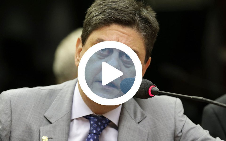 Em vídeo, o deputado Wadih Damous (PT-RJ) lembrou um ano do início do processo de impeachment que tirou Dilma Rousseff do poder, completado nesta segunda-feira 17, e destacou a política foi hoje "engolfada pelo Supremo Tribunal Federal, pela República de Curitiba e pela Polícia Federal"; assista