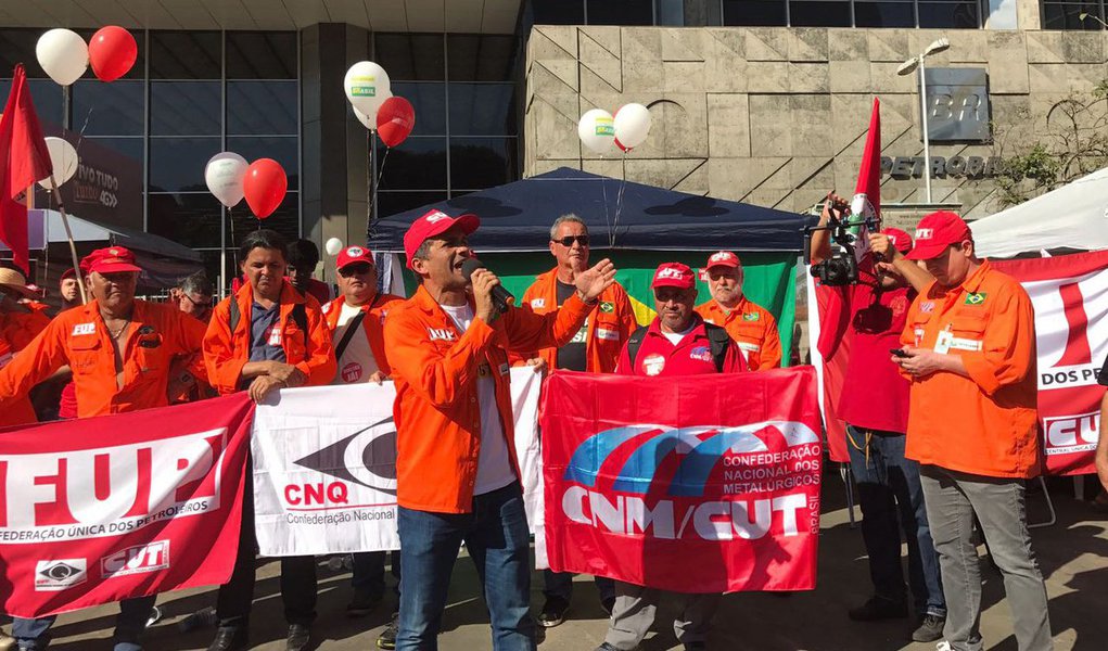 Em uma manifestação que reuniu cerca de mil trabalhadores e estudantes nesta quinta-feira, 8, no Centro do Rio de Janeiro, petroleiros e diversos movimentos sociais exigiram a saída imediata de Pedro Parente da presidência da Petrobras; além de denunciar as medidas de sua gestão contra os interesses da nação, denúncia apresentada pela FUP ressalta a ilegitimidade do governo que o indicou e a existência de conflito de interesses, já que Parente é sócio fundador da Prada Consultoria