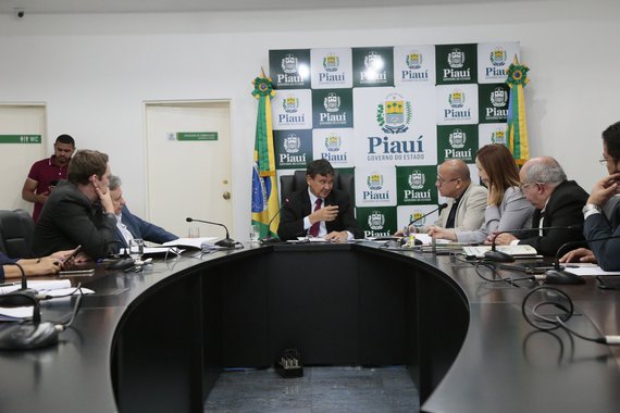 Não à toa a oposição se revezou na tribuna da Assembleia Legislativa, ao longo de todo o segundo semestre, para criticar e até levantar suspeita sobre a subconcessão da Agespisa - cuja licitação é orçada em R$ 1,7 bilhão e está sub judice - e o programa de PPPs em curso no Piauí, de acordo com relato do jornalista Paulo Pincel; governador Wellington Dias presidiu a última reunião do ano do Conselho Gestor das PPPS, com a presença procurador-geral do Estado, Plínio Clêrton e da superintendente Viviane Moura, que tem sob sua responsabilidade nada menos que uma cifra de R$1,8 bilhão referente às PPS em curso, que correspondem à gestão privada dos Terminais Rodoviários de Teresina, Picos e Floriano, Nova Ceasa, Saneamento da Zona Urbana de Teresina e o Piauí Conectado