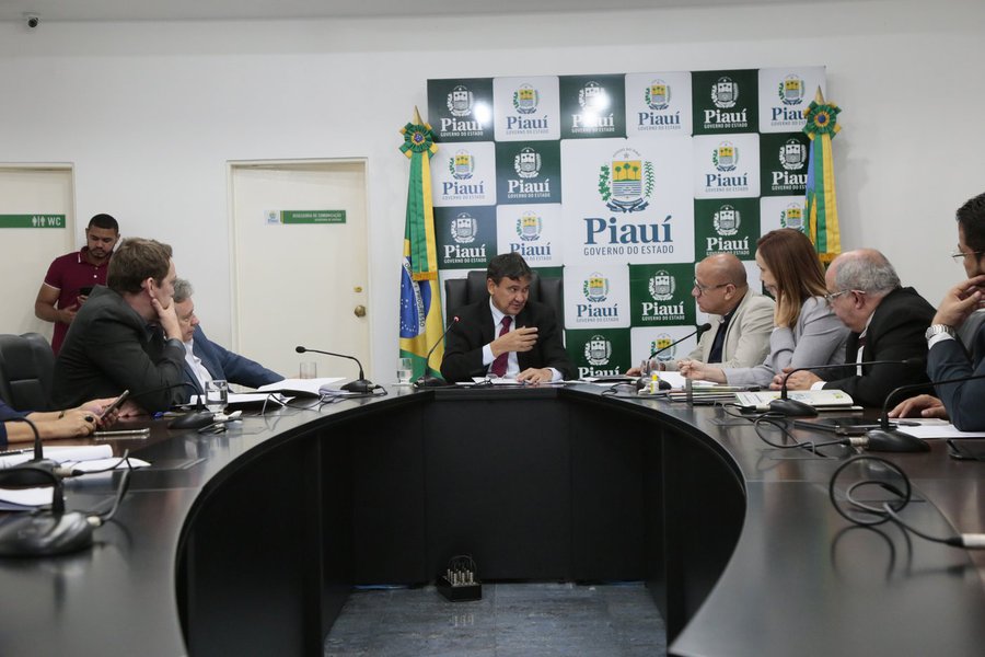 Não à toa a oposição se revezou na tribuna da Assembleia Legislativa, ao longo de todo o segundo semestre, para criticar e até levantar suspeita sobre a subconcessão da Agespisa - cuja licitação é orçada em R$ 1,7 bilhão e está sub judice - e o programa de PPPs em curso no Piauí, de acordo com relato do jornalista Paulo Pincel; governador Wellington Dias presidiu a última reunião do ano do Conselho Gestor das PPPS, com a presença procurador-geral do Estado, Plínio Clêrton e da superintendente Viviane Moura, que tem sob sua responsabilidade nada menos que uma cifra de R$1,8 bilhão referente às PPS em curso, que correspondem à gestão privada dos Terminais Rodoviários de Teresina, Picos e Floriano, Nova Ceasa, Saneamento da Zona Urbana de Teresina e o Piauí Conectado