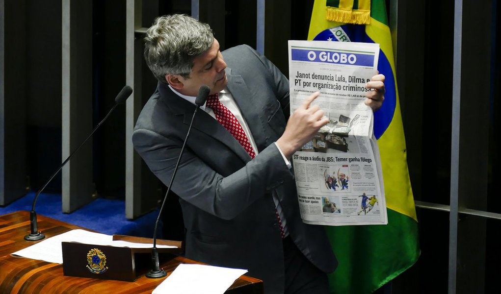 O senador Lindbergh Farias (PT-RJ) repudiou, em Plenário, a decisão do PGR, Rodrigo Janot, de apresentar denúncia contra os ex-presidentes Dilma Rousseff e Lula, além de seis outros integrantes do PT, pelo crime de organização criminosa; de acordo com o parlamentar, por trás da medida está o interesse de "desviar o foco" de outros fatos graves, como a "desmoralizada delação" que a PGR firmou com o empresário Joesley Batista, da JBS; assista