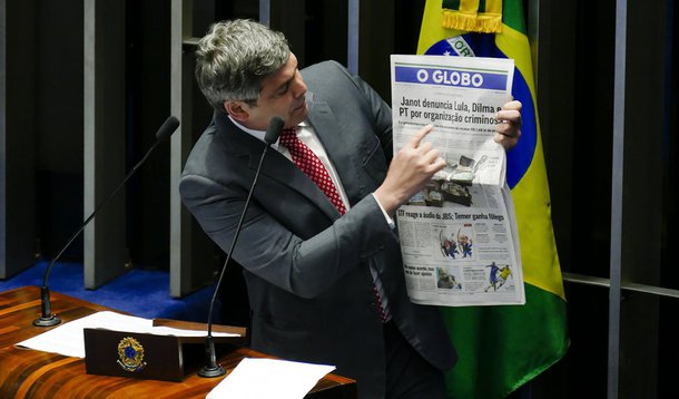 O senador Lindbergh Farias (PT-RJ) repudiou, em Plenário, a decisão do PGR, Rodrigo Janot, de apresentar denúncia contra os ex-presidentes Dilma Rousseff e Lula, além de seis outros integrantes do PT, pelo crime de organização criminosa; de acordo com o parlamentar, por trás da medida está o interesse de "desviar o foco" de outros fatos graves, como a "desmoralizada delação" que a PGR firmou com o empresário Joesley Batista, da JBS; assista