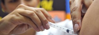 Um balanço divulgado pela Secretaria de Estado de Saúde (SES) aponta que nove pessoas morreram em Minas Gerais neste ano por conta da Síndrome Respiratória Aguda Grave (SRAG), causada pelo vírus Influenza; de acordo com a pasta, seis pacientes contraíram o tipo A do vírus, o que causa a gripe suína, conhecida como H1N1