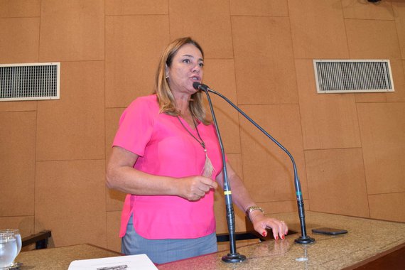 A deputada estadual baiana Fabíola Mansur (PSB) apresentou uma moção de repúdio na Assembleia Legislativa contra a liminar concedida pelo juiz federal da 14ª Vara de Brasília Waldemar Claudio de Carvalho, que autoriza que psicólogos utilizem a terapia da reversão sexual, mais conhecida como 'cura gay'; "Homossexualidade não é doença, é uma decisão muito pessoal e que deve ser respeitada por todos: aqueles que são da comunidade LGBT e aqueles que a ela não pertencem. Moção de repúdio a essa liminar que vai gerar mais retrocesso, mais violência, mais mortes, mais preconceito e a gente não pode se calar diante de tal coisa", disse Fabíola