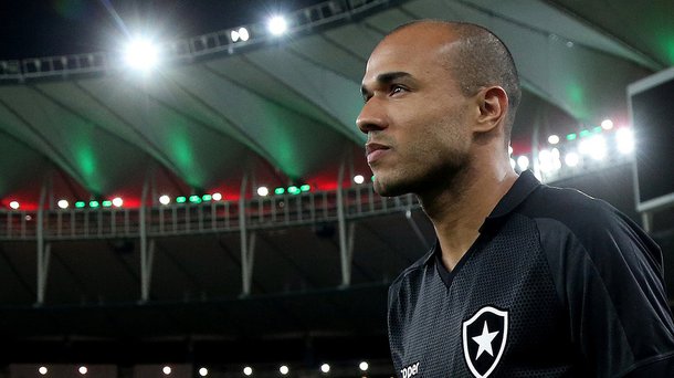 O atacante Roger, do Botafogo, foi diagnosticado com um tumor renal e não joga mais pelo clube no Campeonato Brasileiro de Futebol; ele é o artilheiro do Botafogo em 2017 e vivia um dos melhores momentos da carreira; o atleta de 33 anos tem contrato até o fim da temporada e estava em processo de negociação para renovação; o clima é de comoção no clube