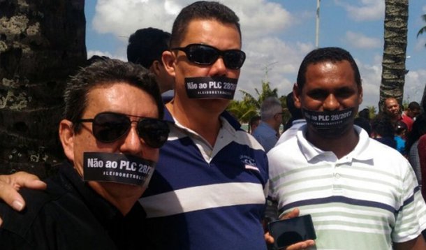 Motoristas de veículos que fazem o transporte por aplicativos em Maceió fizeram um protesto contra o Projeto de Lei Complementar nº 28/2017, em tramitação no Congresso Nacional, e que se propõe a regulamentar o serviço em todo o país; categoria acredita que, caso aprovado, vai provocar a exclusão dos aplicativos de transporte e interferir no direito de escolha dos passageiros
