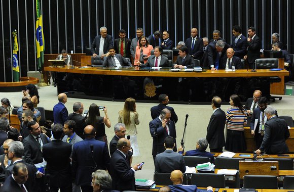 Depois de não ter quórum na semana passada, o governo Temer conseguiu aprovar nesta terça-feira no Congresso Nacional o projeto de lei que aumenta as metas de déficit primário do país em 2017 e 2018, ao rejeitar dois destaques ao texto; o projeto prevê que o governo central (Tesouro, Banco Central e Previdência) pode fazer um rombo primário de até R$ 159 bilhões neste e no próximo ano