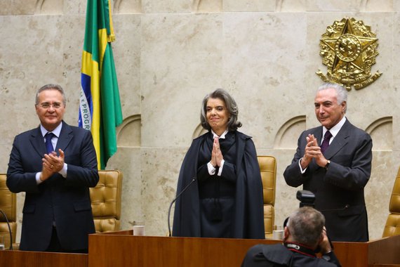 O ex-presidente do Senado e líder do PMDB, Renan Calheiros, defendeu a saída de Michel Temer e apresentou possíveis substitutos para o País na maior crise política já vivenciada; Renan citou a ministra Carmem Lúcia, presidente do Supremo Tribunal Federal, como opção; "Tem cumprido papel de relevância à frente da Corte", disse; e lançou também os ex-ministros do STF Joaquim Barbosa e Nelson Jobim, além da senadora Kátia Abreu (PMDB), o presidente da Câmara, Rodrigo Maia (DEM-RJ), e o do Senado, Eunício Oliveira (PMDB-CE); sem falar em renúncia, Renan diz que Temer precisa compreender o seu papel na história