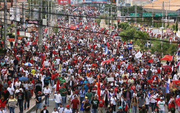 As suspeitas de fraude eleitoral se avolumaram quando a contagem de votos foi paralisada na terça-feira (28); com cerca de dois terços das urnas apuradas, o opositor Salvador Nasralla liderava com cinco pontos percentuais de vantagem e após a paralisação de 24 horas na contagem dos votos, o atual presidente assumiu a liderança; “Caíram os sistemas, caiu tudo e começaram a entrar atas (eleitorais) que não estavam assinadas”, afirmou Nasralla, pelo Twitter