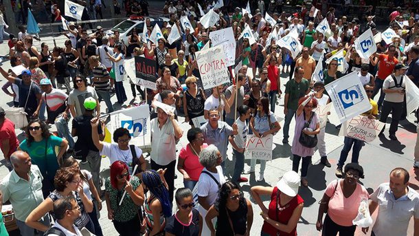 Trabalhadores iniciaram um protesto em Belo Horizonte contra as reformas da Previdência e trabalhista e também contra as propostas de mudança nas regras da terceirização do governo de Michel Temer; manifestantes chegaram a bloquear o trânsito na Praça Sete; o sindicato representa trabalhadores de áreas como saúde, limpeza urbana, fiscalização e administração geral