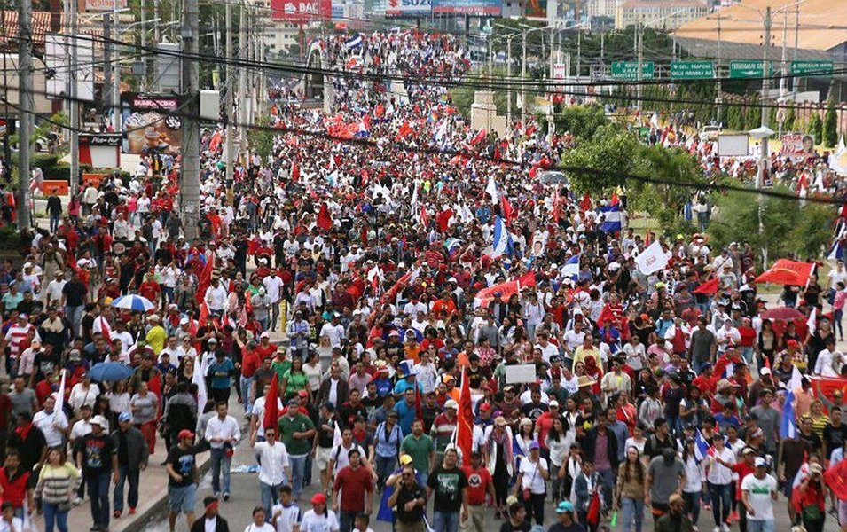 As suspeitas de fraude eleitoral se avolumaram quando a contagem de votos foi paralisada na terça-feira (28); com cerca de dois terços das urnas apuradas, o opositor Salvador Nasralla liderava com cinco pontos percentuais de vantagem e após a paralisação de 24 horas na contagem dos votos, o atual presidente assumiu a liderança; “Caíram os sistemas, caiu tudo e começaram a entrar atas (eleitorais) que não estavam assinadas”, afirmou Nasralla, pelo Twitter