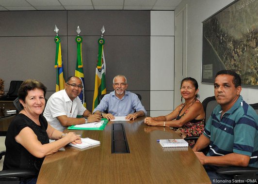 Reforçando o seu compromisso de realizar uma gestão que dialoga diretamente com a sociedade, o prefeito Edvaldo Nogueira recebeu representantes do Sindicato dos Profissionais de Ensino do Município de Aracaju (Sindipema); o presidente do sindicato, Adelmo Menezes, transmitiu ao prefeito a satisfação dos professores, tanto ativos quanto aposentados, com a regularização do pagamento dos salários dentro do mês trabalhado, e apresentou reivindicações da categoria; pelo terceiro mês seguido, o governo de Edvaldo Nogueira tem honrado o compromisso de pagar os salários a todos os servidores dentro do mês trabalhado