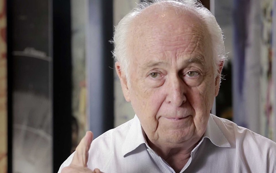 O ex-ministro Luiz Carlos Bresser-Pereira escreveu um artigo em que critica duramente os rumos da Lava Jato, do Judiciário e da Polícia Federal; "Primeiro, temos os abusos da Lava Jato. A operação começou moralizando o país, mas em seguida desrespeitou direitos básicos. Está destruindo nossas grandes empresas de construção", afirma; "Vejo agora, todavia, que o Poder Judiciário e a Polícia Federal estão saindo do controle da sociedade. Transformaram-se em poder perigoso para os destinos da democracia e do desenvolvimento brasileiro", completa