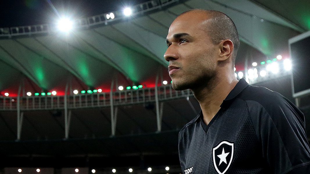O atacante Roger, do Botafogo, foi diagnosticado com um tumor renal e não joga mais pelo clube no Campeonato Brasileiro de Futebol; ele é o artilheiro do Botafogo em 2017 e vivia um dos melhores momentos da carreira; o atleta de 33 anos tem contrato até o fim da temporada e estava em processo de negociação para renovação; o clima é de comoção no clube