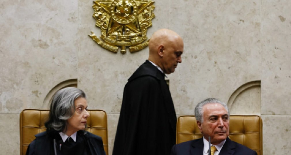 Contra as expectativas, a sessão de posse do novo ministro do Supremo Tribunal Federal (STF), Alexandre de Moraes, indicado pelo presidente Michel Temer, durou pouco menos de 10 minutos, nesta quarta-feira; imediatamente após a apresentação do hino nacional, a presidente do STF, Cármen Lúcia, leu de forma apressada uma abertura da sessão, o anúncio da posse e o encerramento; ex-ministro da Justiça, Moraes foi indicado por Temer para ocupar a vaga deixada por Teori Zavascki, que morreu em acidente de avião