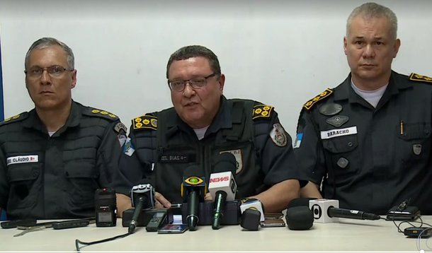 Uma grande operação foi montada nos morros do Complexo do Lins, na zona norte, com a participação de 300 policiais de diversos batalhões, para tentar prender os assassinos do comandante do 3º BPM, no Méier, coronel Luiz Gustavo Teixeira, morto nesta quinta-feira (26) durante um assalto; o comandante da Polícia Militar do Rio de Janeiro, coronel Wolney Dias, pediu reforço das Forças Armadas na operação de busca aos criminosos 