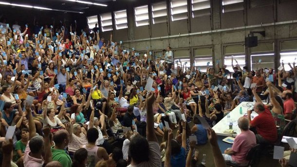 Após quase três meses de paralisação, o primeiro dia de aulas do segundo semestre de 2016 da Universidade do Estado do Rio de Janeiro (Uerj) começou nesta segunda-feira 10, mas os docentes decidiram em assembleia nesta tarde continuar em estado de greve. Além dos salários de fevereiro, março e do 13º atrasados, os docentes reclamam da falta de infraestrutura e limpeza nas unidades