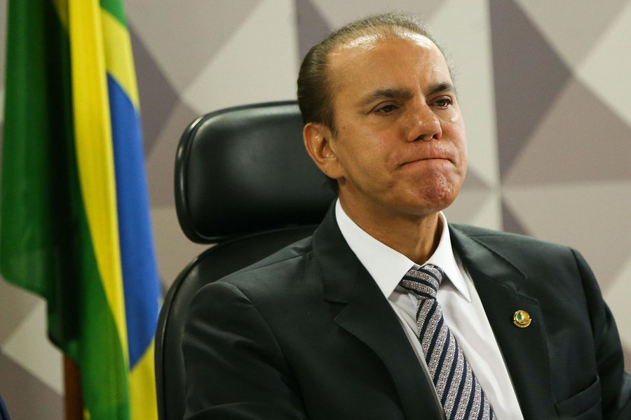 O presidente do Tribunal Superior Eleitoral Gilmar Mendes, que também é ministro do STF, negou o recurso extraordinário do senador Ataídes Oliveira (PSDB-TO) para derrubar decisões anteriores que declaram como irregulares as doações feitas pelo tucano durante a campanha eleitoral estadual em 2010, para o ex-governador Siqueira Campos.