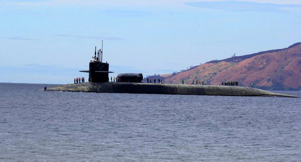 O submarino USS Michigan da Marinha dos EUA, que entrou no porto sul-coreano de Busan, poder ter um “final triste”, se Washington fizer algo provocativo; em um artigo para o portal norte-coreano Uriminzokkiri, (Compatriotas da Nossa Nação), o autor escreve que se o submarino fizer alguma coisa, "ele nem será capaz de subir à superfície, enfrentando um final triste"; portal norte-coreano destaca que, em caso de uma ameaça militar, Pyongyang irá ativar suas forças de contenção nuclear e os porta-aviões nucleares, submarinos e outras armas americanas serão "destruídas em pedaços de metal fundido"