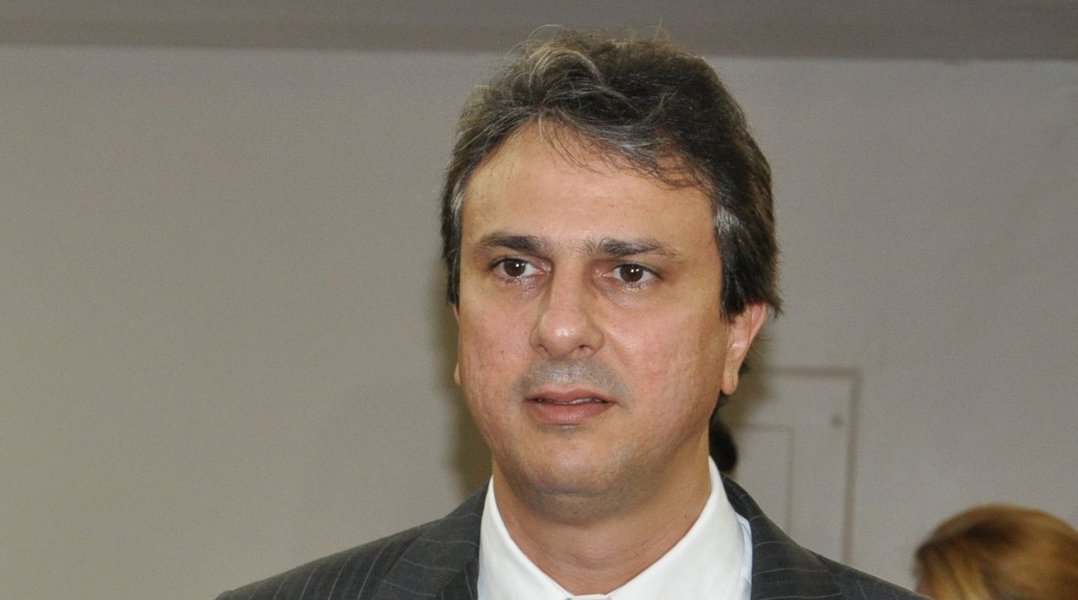 O governador Camilo Santana assina hoje à tarde, em solenidade no Palácio Abolição, Termo de Cooperação com a Federação das Indústrias do Estado do Ceará e o Banco do Brasil para que a instituição financeira atue como agente preferencial nos investimentos de empresas amparadas pelos programas de incentivo da Secretaria de Desenvolvimento Econômico (SDE), no Ceará. Atualmente, cerca de 420 empresas são atendidas pelos programas de incentivo da SDE 
 
