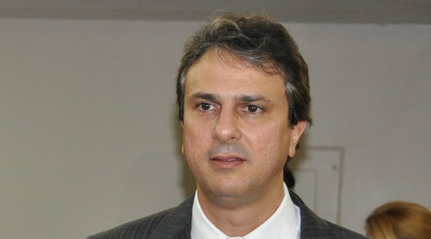 O governador Camilo Santana assina hoje à tarde, em solenidade no Palácio Abolição, Termo de Cooperação com a Federação das Indústrias do Estado do Ceará e o Banco do Brasil para que a instituição financeira atue como agente preferencial nos investimentos de empresas amparadas pelos programas de incentivo da Secretaria de Desenvolvimento Econômico (SDE), no Ceará. Atualmente, cerca de 420 empresas são atendidas pelos programas de incentivo da SDE 
 