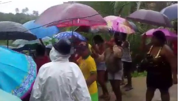 As fortes chuvas que atingem Maceió nas últimas horas deixaram, ao menos, três pessoas mortas e mais de cinco feridos; o número de mortos deve aumentar pelo fato de os militares ainda realizarem buscas por pessoas que encontram-se soterradas; populares conseguiram resgatar um corpo; veja o vídeo