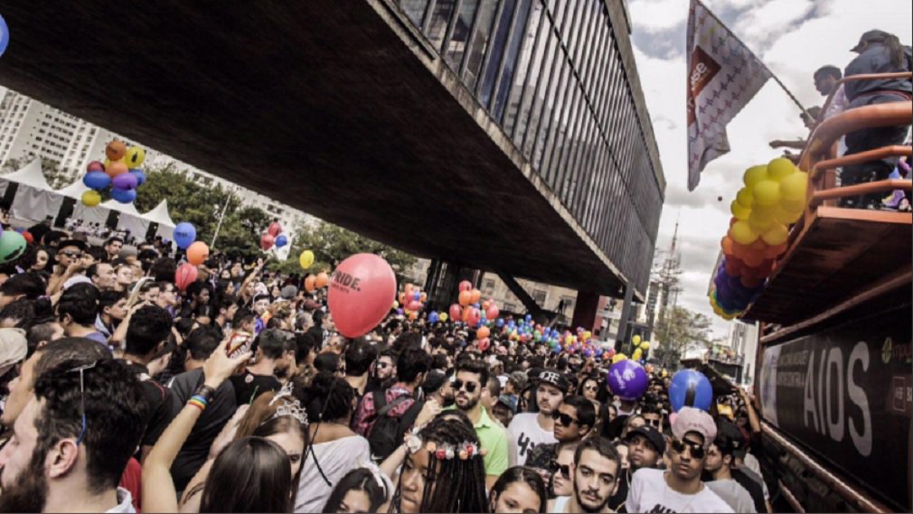 A 21ª edição da Parada do Orgulho LGBT deste ano trouxe como tema o respeito à diversidade religiosa e críticas ao fundamentalismo religioso e as intervenções da bancada evangélica no Congresso Nacional; estimativa dos organizadores é de que 3 milhões de pessoas tenham participado do evento; no carro à frente da marcha, a organização da Parada LGBT reuniu líderes religiosos da Igreja Batista, de religiões de matriz africana e do judaísmo com o slogan "Independente de nossas crenças, nenhuma religião é lei. Todos e todas por um estado laico"