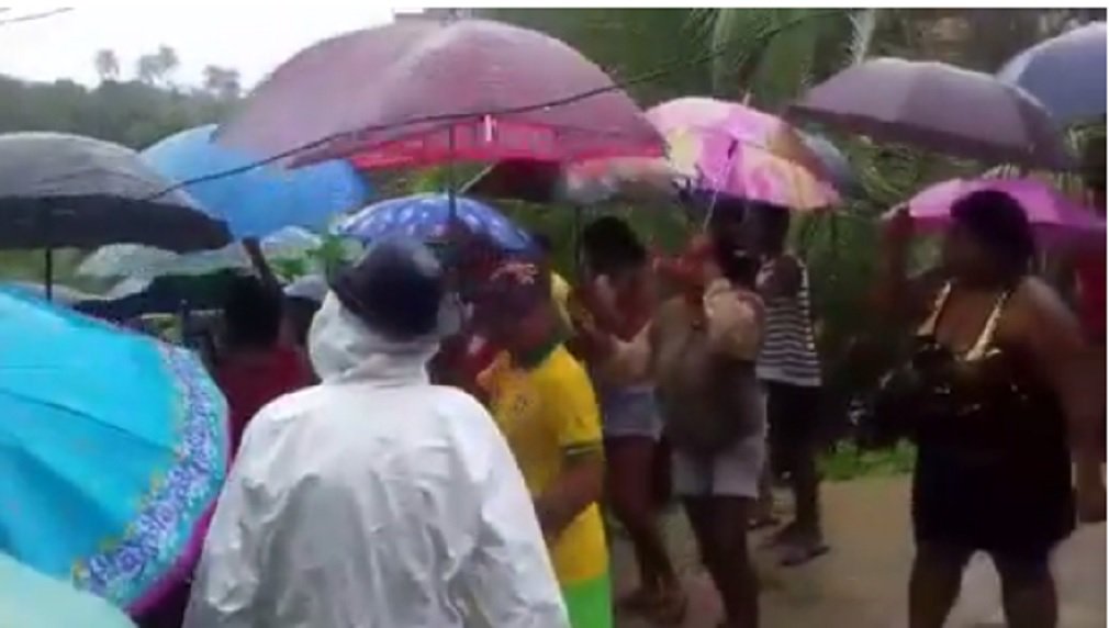 As fortes chuvas que atingem Maceió nas últimas horas deixaram, ao menos, três pessoas mortas e mais de cinco feridos; o número de mortos deve aumentar pelo fato de os militares ainda realizarem buscas por pessoas que encontram-se soterradas; populares conseguiram resgatar um corpo; veja o vídeo