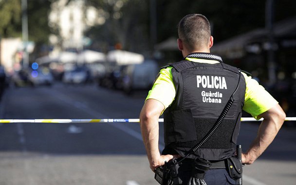 
De acordo com a polícia espanhola, foram encontradas mais de 120 latas de gás destinadas a realizar "mais um ou vários" atentados na cidade de Barcelona; a polícia também declarou que o atentado de 17 de agosto foi realizado por uma só pessoa, mas o chefe da polícia não pode confirmar quem dirigia a van que atropelou os pedestres
